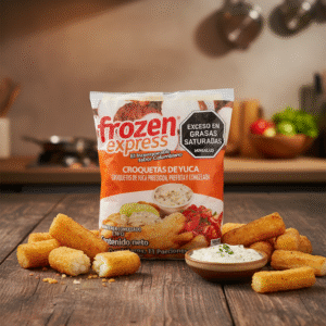Bolsa de Croquetas de Yuca Congeladas Frozen Express de Sunny Foods sobre mesa de madera, con yucas fritas y salsa tártara, fondo de cocina desenfocado